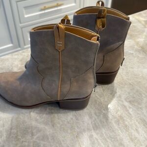 MIA BOOTIES! Super fun and super stylish. Ladies size 8 1/2..